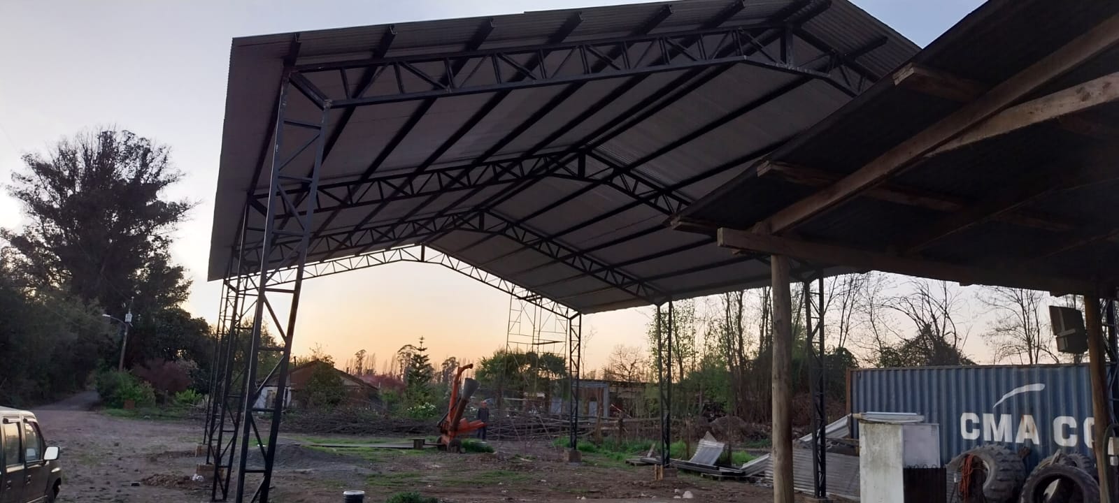 Instalación de Paneles y Techado de Galpón